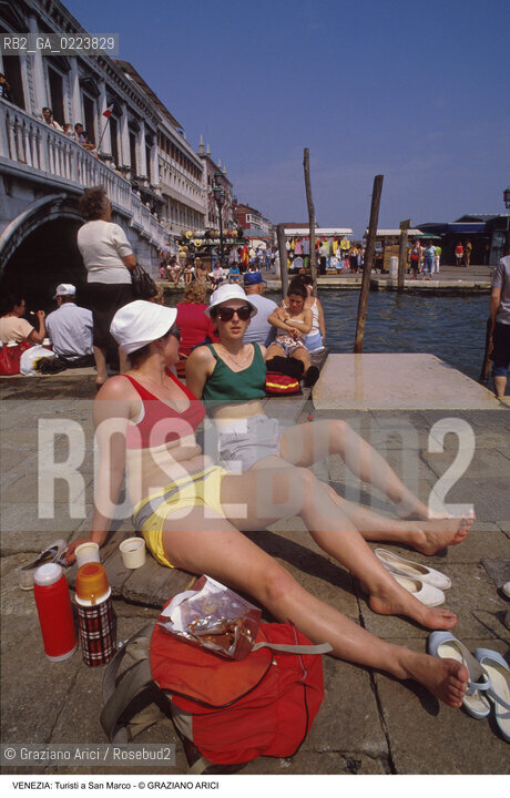 Localizzazione:..VENEZIA / S. MARCO..Oggetto:..Soggetto:..TURISTI A SAN MARCO..Cronologia: ..Definizione Culturale:..   Autore: ..   Stile: ..   Editori/Stampatori:..   Committenza:..Materia e Tecnica:..Collocazione:..Note:..TURISMO..Riproduzione Fotografica:..Copyright:..Graziano Arici/Rosebud2 .Data:..1990..Costo:..A