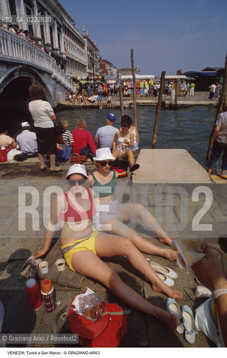 Localizzazione:..VENEZIA / S. MARCO..Oggetto:..Soggetto:..TURISTI A SAN MARCO..Cronologia: ..Definizione Culturale:..   Autore: ..   Stile: ..   Editori/Stampatori:..   Committenza:..Materia e Tecnica:..Collocazione:..Note:..TURISMO..Riproduzione Fotografica:..Copyright:..Graziano Arici/Rosebud2 .Data:..1990..Costo:..A