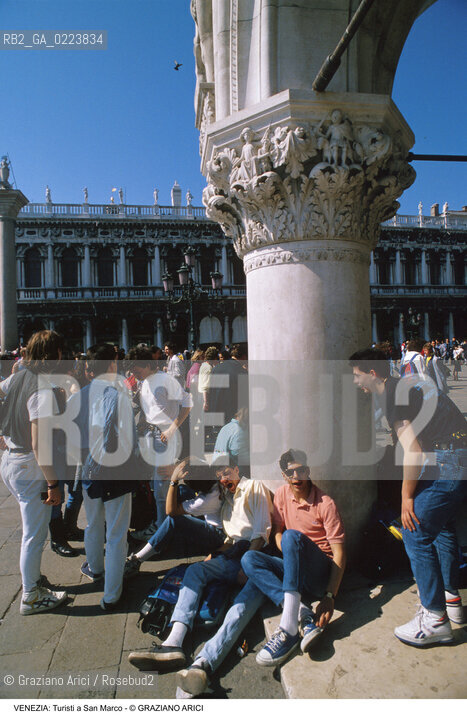 Localizzazione:..VENEZIA / S. MARCO..Oggetto:..Soggetto:..TURISTI A SAN MARCO..Cronologia: ..Definizione Culturale:..   Autore: ..   Stile: ..   Editori/Stampatori:..   Committenza:..Materia e Tecnica:..Collocazione:..Note:..TURISMO..Riproduzione Fotografica:..Copyright:..Graziano Arici/Rosebud2 .Data:..1990..Costo:..A