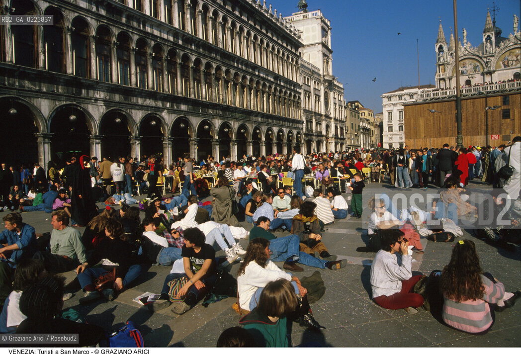 Localizzazione:..VENEZIA / S. MARCO..Oggetto:..Soggetto:..TURISTI IN PIAZZA SAN MARCO..Cronologia: ..Definizione Culturale:..   Autore: ..   Stile: ..   Editori/Stampatori:..   Committenza:..Materia e Tecnica:..Collocazione:..Note:..TURISMO..Riproduzione Fotografica:..Copyright:..Graziano Arici/Rosebud2 .Data:..1990..Costo:..A