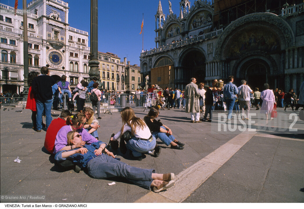 Localizzazione:..VENEZIA / S. MARCO..Oggetto:..Soggetto:..TURISTI IN PIAZZA SAN MARCO..Cronologia: ..Definizione Culturale:..   Autore: ..   Stile: ..   Editori/Stampatori:..   Committenza:..Materia e Tecnica:..Collocazione:..Note:..TURISMO..Riproduzione Fotografica:..Copyright:..Graziano Arici/Rosebud2 .Data:..1990..Costo:..A