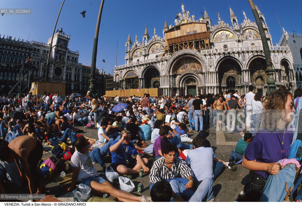 Localizzazione:..VENEZIA / S. MARCO..Oggetto:..Soggetto:..TURISTI IN PIAZZA SAN MARCO..Cronologia: ..Definizione Culturale:..   Autore: ..   Stile: ..   Editori/Stampatori:..   Committenza:..Materia e Tecnica:..Collocazione:..Note:..TURISMO..Riproduzione Fotografica:..Copyright:..Graziano Arici/Rosebud2 .Data:..1990..Costo:..A