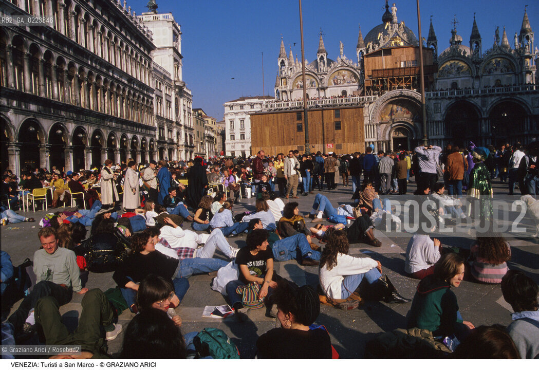Localizzazione:..VENEZIA / S. MARCO..Oggetto:..Soggetto:..TURISTI IN PIAZZA SAN MARCO..Cronologia: ..Definizione Culturale:..   Autore: ..   Stile: ..   Editori/Stampatori:..   Committenza:..Materia e Tecnica:..Collocazione:..Note:..TURISMO..Riproduzione Fotografica:..Copyright:..Graziano Arici/Rosebud2 .Data:..1990..Costo:..A