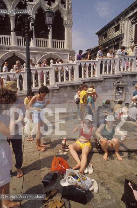 TURISTI IN PIAZZA SAN MARCO A VENEZIA - © 2002 Graziano Arici/Rosebud2