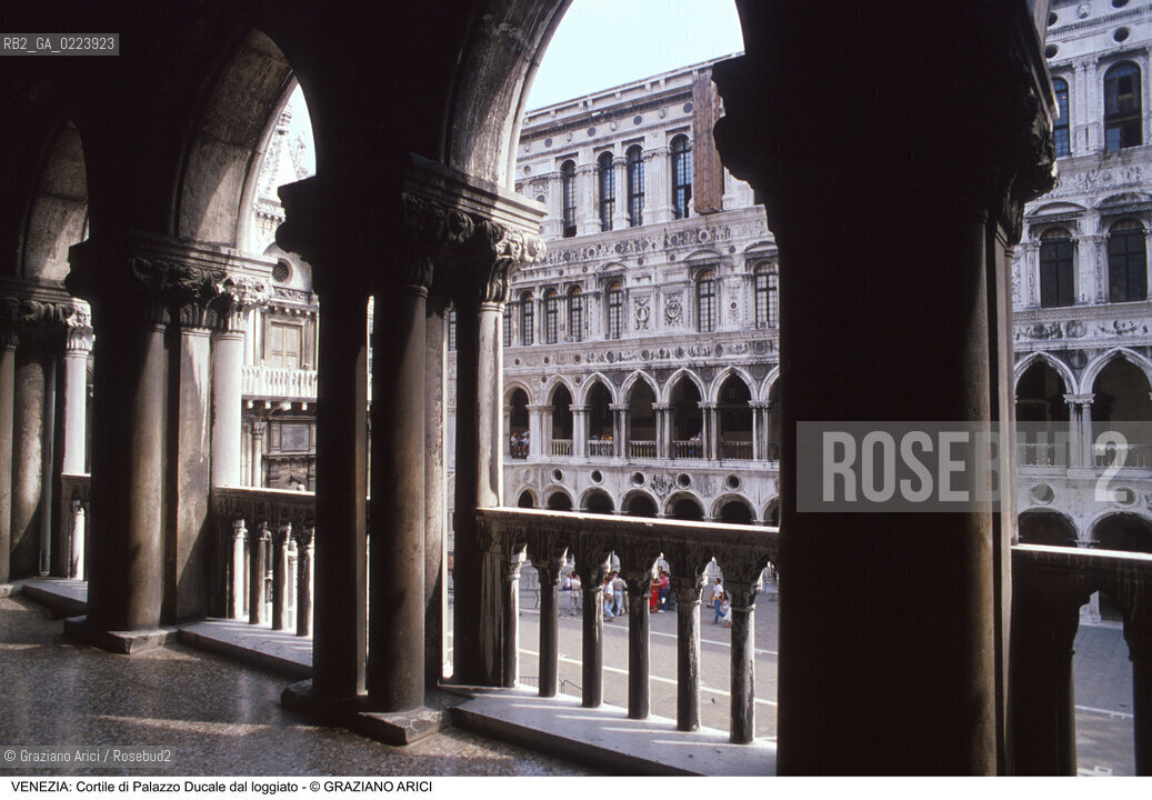 Localizzazione:..VENEZIA / S. MARCO..Oggetto:..Soggetto:..PALAZZO DUCALE / LOGGIATO E CORTILE..Cronologia: ..XIV XV XVI SECOLO..Definizione Culturale:..   Autore: ..   Stile: GOTICO VENEZIANO..   Editori/Stampatori:..   Committenza:..Materia e Tecnica:..Collocazione:..Note:....Riproduzione Fotografica:..Graziano Arici/Rosebud2 .Copyright:..Graziano Arici/Rosebud2 .Data:..1997..Costo:..A..