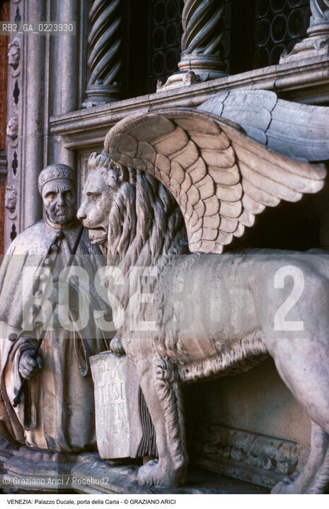 Localizzazione:..VENEZIA / S. MARCO..Oggetto:..Soggetto:..PALAZZO DUCALE / PORTA DELLA CARTA / DOGE FOSCARI INGINOCCHIATO DI FRONTE AL LEONE ANDANTE / ..Cronologia: ..XIX SECOLO..Definizione Culturale:..   Autore: LUIGI FERRARI..   Stile: ..   Editori/Stampatori:..   Committenza:..Materia e Tecnica:..Collocazione:..Note:....Riproduzione Fotografica:..Graziano Arici/Rosebud2 .Copyright:..Graziano Arici/Rosebud2 .Data:..1997..Costo:..A..