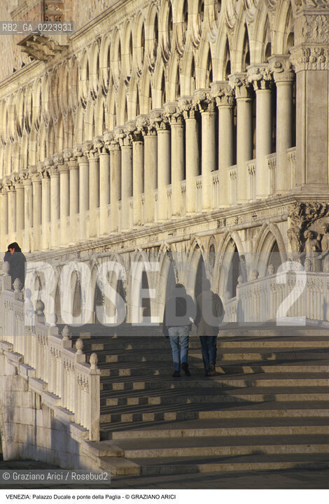 Localizzazione:..VENEZIA / S. MARCO..Oggetto:..Soggetto:..PALAZZO DUCALE / LOGGIATO / PONTE DELLA PAGLIA..Cronologia: ..XVI SECOLO..Definizione Culturale:..   Autore: ..   Stile: GOTICO VENEZIANO..   Editori/Stampatori:..   Committenza:..Materia e Tecnica:..Collocazione:..Note:....Riproduzione Fotografica:..Graziano Arici/Rosebud2 .Copyright:..Graziano Arici/Rosebud2 .Data:..1997..Costo:..A..