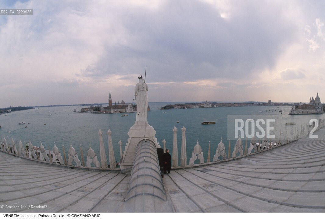 Localizzazione:..VENEZIA / S. MARCO..Oggetto:..Soggetto:..PALAZZO DUCALE / TETTO / BACINO SAN MARCO / S. GIORGIO / SALUTE..Cronologia: ....Definizione Culturale:..   Autore: ..   Stile:..   Editori/Stampatori:..   Committenza:..Materia e Tecnica:..Collocazione:..Note:....Riproduzione Fotografica:..Graziano Arici/Rosebud2 .Copyright:..Graziano Arici/Rosebud2 .Data:..1995..Costo:..A..