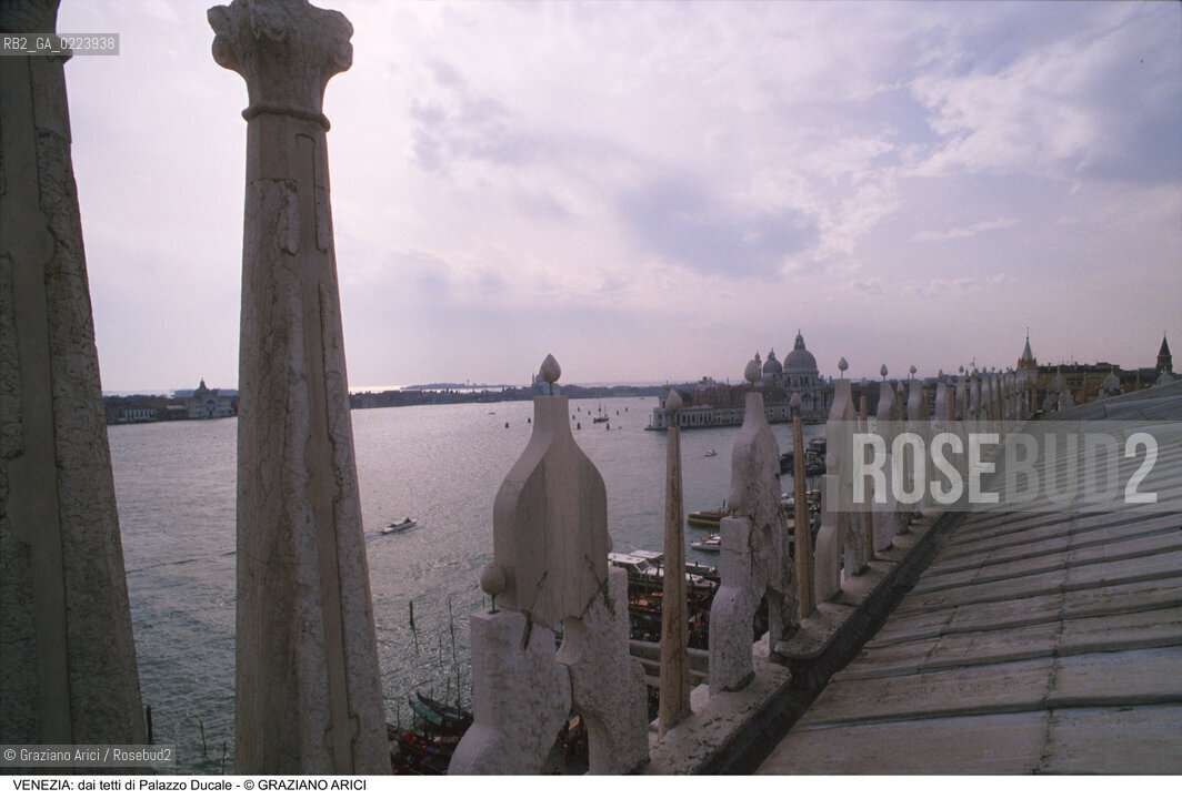 Localizzazione:..VENEZIA / S. MARCO..Oggetto:..Soggetto:..PALAZZO DUCALE / TETTO / SALUTE / BACINO SAN MARCO..Cronologia: ....Definizione Culturale:..   Autore: ..   Stile:..   Editori/Stampatori:..   Committenza:..Materia e Tecnica:..Collocazione:..Note:....Riproduzione Fotografica:..Graziano Arici/Rosebud2 .Copyright:..Graziano Arici/Rosebud2 .Data:..1995..Costo:..A..
