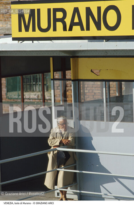 Localizzazione:..VENEZIA / ISOLA DI MURANO..Oggetto:..Soggetto:..PONTILE ACTV ANZIANA..Cronologia: ....Definizione Culturale:..   Autore: ..   Stile: ....   Editori/Stampatori:..   Committenza:..Materia e Tecnica:..Collocazione:..Note:..MURANO BURANO TORCELLO..Riproduzione Fotografica:..Graziano Arici/Rosebud2 .Copyright:..Graziano Arici/Rosebud2 .Data:..1993..Costo:..A..