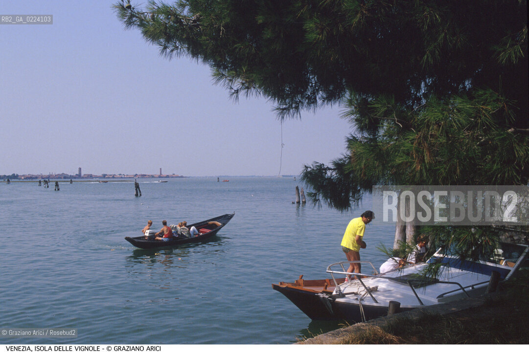 Localizzazione:..VENEZIA / ISOLA DELLE VIGNOLE..Oggetto:..Soggetto:..LAGUNA BARCHE GITANTI..Cronologia: ....Definizione Culturale:..   Autore: ..   Stile: ..   Editori/Stampatori:..   Committenza:..Materia e Tecnica:..Collocazione:..Note:..MURANO BURANO TORCELLO..Riproduzione Fotografica:..Graziano Arici/Rosebud2 .Copyright:..Graziano Arici/Rosebud2 .Data:..1995..Costo:..A..