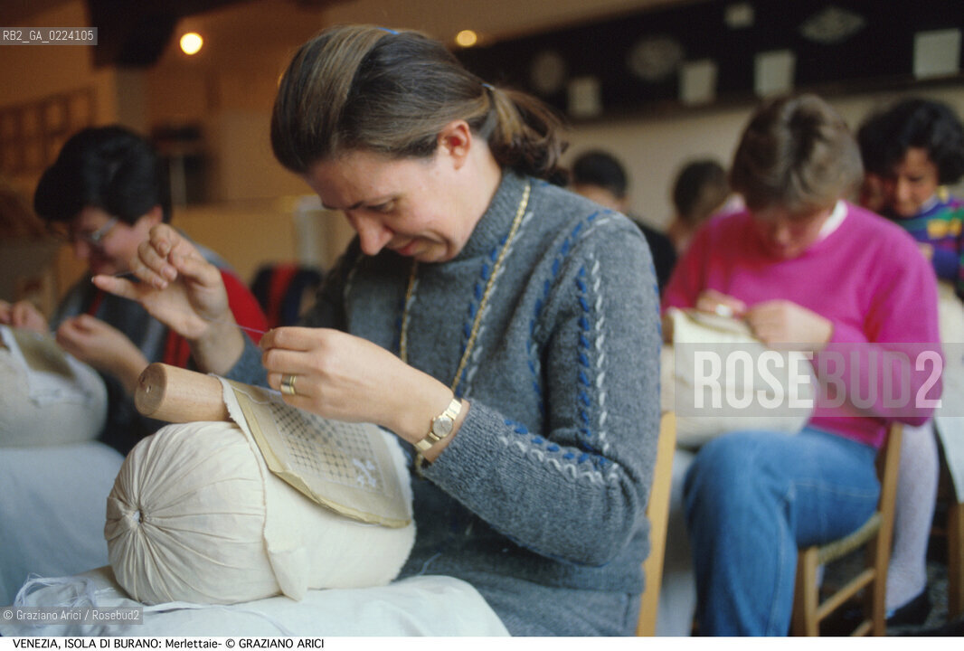 Localizzazione:..VENEZIA / ISOLA DI BURANO..Oggetto:..Soggetto:..SCUOLA DEL MERLETTO MERLETTAIE TOMBOLO MERLETTI ARTIGIANATO..Cronologia: ....Definizione Culturale:..   Autore: ..   Stile: ..   Editori/Stampatori:..   Committenza:..Materia e Tecnica:..Collocazione:..Note:..MURANO BURANO TORCELLO..Riproduzione Fotografica:..Graziano Arici/Rosebud2 .Copyright:..Graziano Arici/Rosebud2 .Data:..1995..Costo:..A..