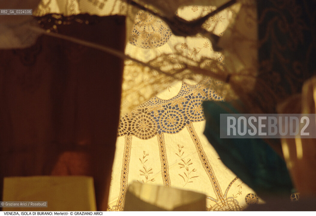 Localizzazione:..VENEZIA / ISOLA DI BURANO..Oggetto:..Soggetto:..MERLETTI ARTIGIANATO..Cronologia: ....Definizione Culturale:..   Autore: ..   Stile: ..   Editori/Stampatori:..   Committenza:..Materia e Tecnica:..Collocazione:..Note:..MURANO BURANO TORCELLO..Riproduzione Fotografica:..Graziano Arici/Rosebud2 .Copyright:..Graziano Arici/Rosebud2 .Data:..1995..Costo:..A..