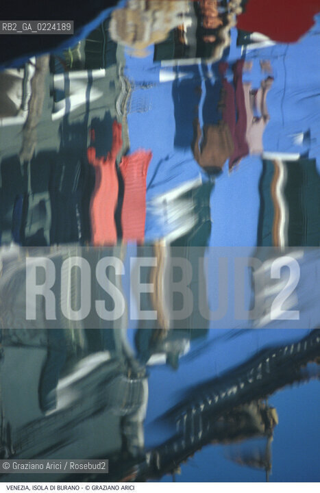 Localizzazione:..VENEZIA / ISOLA DI BURANO..Oggetto:..Soggetto:..RIFLESSI SULL ACQUA..Cronologia: ....Definizione Culturale:..   Autore: ..   Stile: ..   Editori/Stampatori:..   Committenza:..Materia e Tecnica:..Collocazione:..Note:....Riproduzione Fotografica:..Graziano Arici/Rosebud2 .Copyright:..Graziano Arici/Rosebud2 .Data:..1995..Costo:..A..