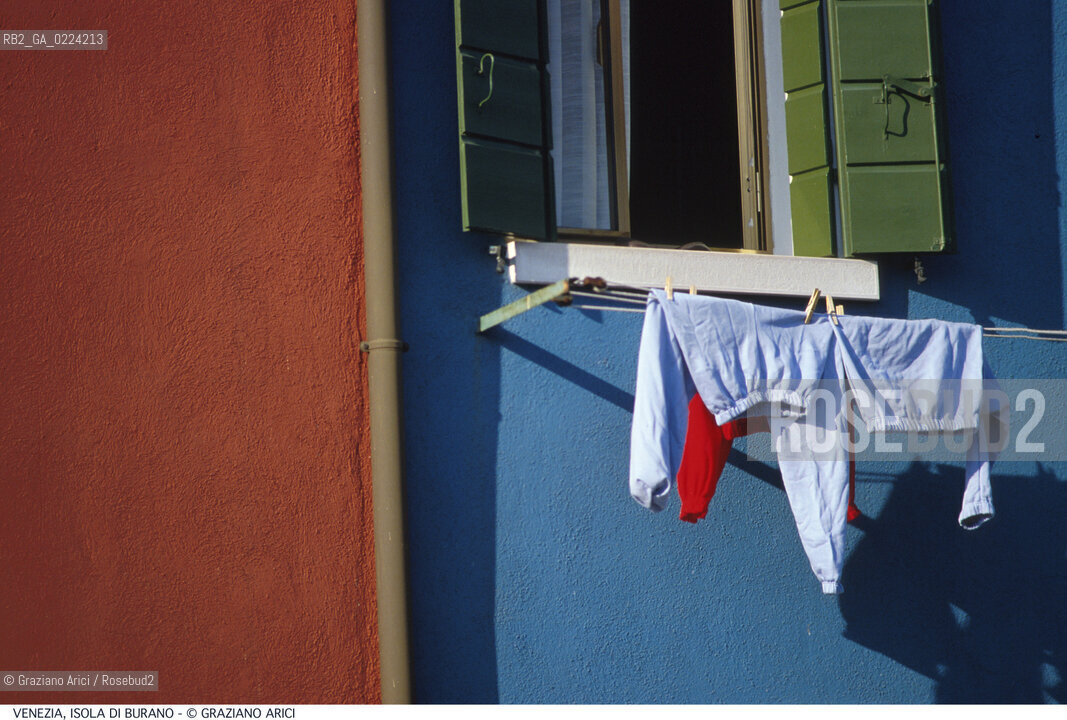 Localizzazione:..VENEZIA / ISOLA DI BURANO..Oggetto:..Soggetto:..PANNI ROSSO BLU..Cronologia: ....Definizione Culturale:..   Autore: ..   Stile: ..   Editori/Stampatori:..   Committenza:..Materia e Tecnica:..Collocazione:..Note:....Riproduzione Fotografica:..Graziano Arici/Rosebud2 .Copyright:..Graziano Arici/Rosebud2 .Data:..1995..Costo:..A..