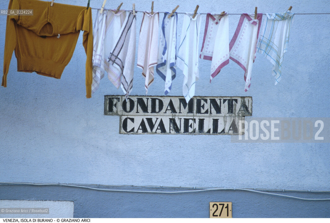 Localizzazione:..VENEZIA / ISOLA DI BURANO..Oggetto:..Soggetto:..CASE PANNI BLU FONDAMENTA CAVANELLA..Cronologia: ....Definizione Culturale:..   Autore: ..   Stile: ..   Editori/Stampatori:..   Committenza:..Materia e Tecnica:..Collocazione:..Note:....Riproduzione Fotografica:..Graziano Arici/Rosebud2 .Copyright:..Graziano Arici/Rosebud2 .Data:..1995..Costo:..A..