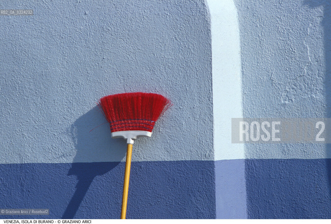 Localizzazione:..VENEZIA / ISOLA DI BURANO..Oggetto:..Soggetto:..CASE SCOPA BLU..Cronologia: ....Definizione Culturale:..   Autore: ..   Stile: ..   Editori/Stampatori:..   Committenza:..Materia e Tecnica:..Collocazione:..Note:....Riproduzione Fotografica:..Graziano Arici/Rosebud2 .Copyright:..Graziano Arici/Rosebud2 .Data:..1995..Costo:..A..