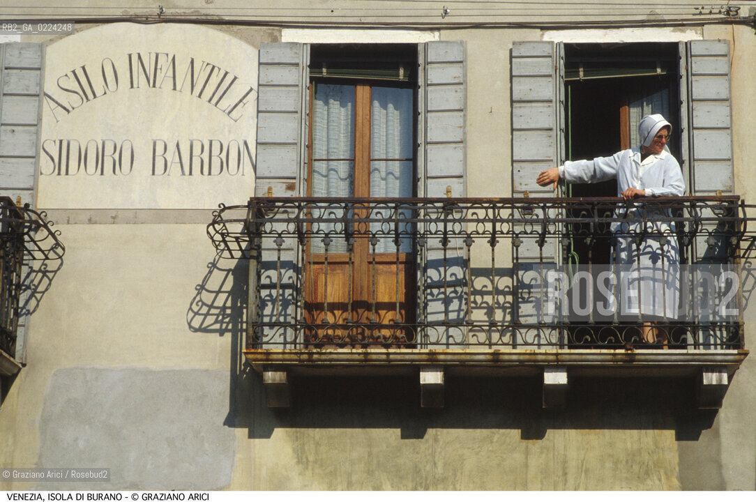 Localizzazione:..VENEZIA / ISOLA DI BURANO..Oggetto:..Soggetto:..ASILO INFANTILE / SUORA..Cronologia: ....Definizione Culturale:..   Autore: ..   Stile: ..   Editori/Stampatori:..   Committenza:..Materia e Tecnica:..Collocazione:..Note:....Riproduzione Fotografica:..Graziano Arici/Rosebud2 .Copyright:..Graziano Arici/Rosebud2 .Data:..1995..Costo:..A..