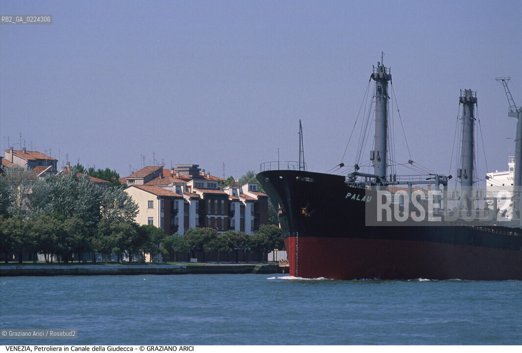 Localizzazione:..VENEZIA / DORSODURO..Oggetto:..Soggetto:..NAVE PETROLIERA IN CANALE DELLA GIUDECCA..Cronologia: ....Definizione Culturale:..   Autore: ..   Stile:..   Editori/Stampatori:..   Committenza:..Materia e Tecnica:..Collocazione:..Note:..BARCHE E CANALI..Riproduzione Fotografica:..Graziano Arici/Rosebud2 .Copyright:..Graziano Arici/Rosebud2 .Data:..1995..Costo:..A..