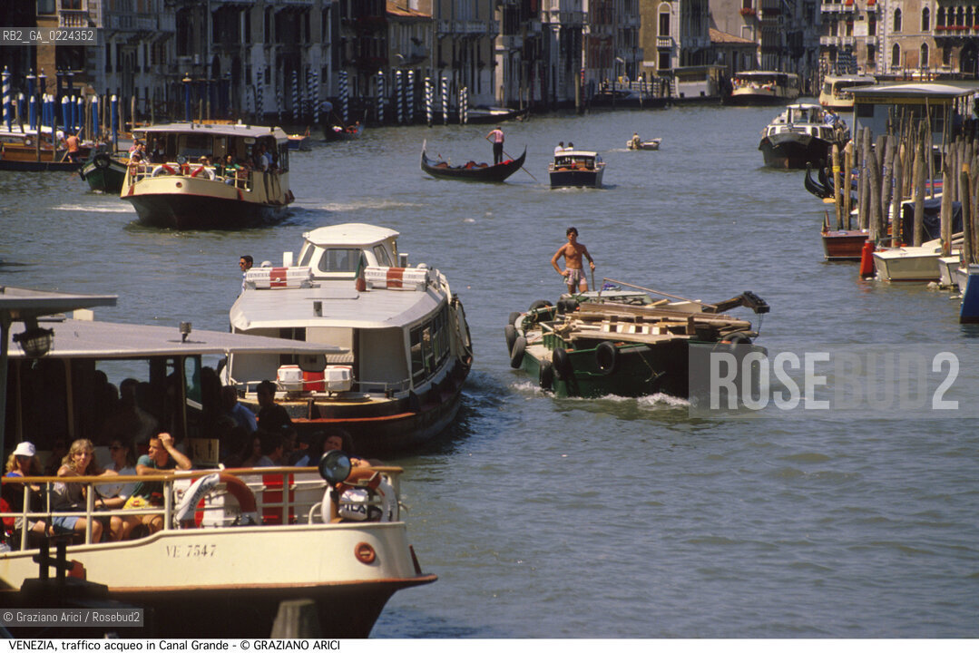 Localizzazione:..VENEZIA..Oggetto:..Soggetto:..TRAFFICO ACQUEO IN CANAL GRANDE VAPORETTI E MOTOSCAFI ACTV BARCA DA TRASPORTO..Cronologia: ....Definizione Culturale:..   Autore: ..   Stile:..   Editori/Stampatori:..   Committenza:..Materia e Tecnica:..Collocazione:..Note:..BARCHE E CANALI..Riproduzione Fotografica:..Graziano Arici/Rosebud2 .Copyright:..Graziano Arici/Rosebud2 .Data:..1995..Costo:..A..
