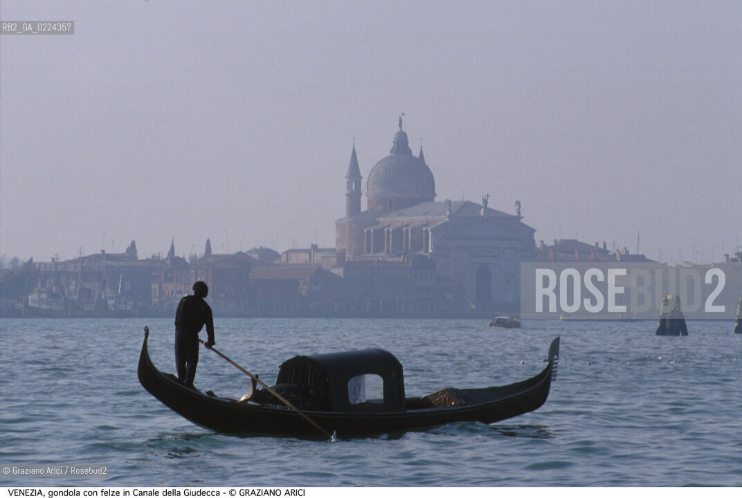 Localizzazione:..VENEZIA..Oggetto:..Soggetto:..GONDOLA CON FELZE IN CANALE DELLA GIUDECCA / CHIESA DEL REDENTORE..Cronologia: ....Definizione Culturale:..   Autore: ..   Stile:..   Editori/Stampatori:..   Committenza:..Materia e Tecnica:..Collocazione:..Note:..BARCHE E CANALI..Riproduzione Fotografica:..Graziano Arici/Rosebud2 .Copyright:..Graziano Arici/Rosebud2 .Data:..1995..Costo:..A..