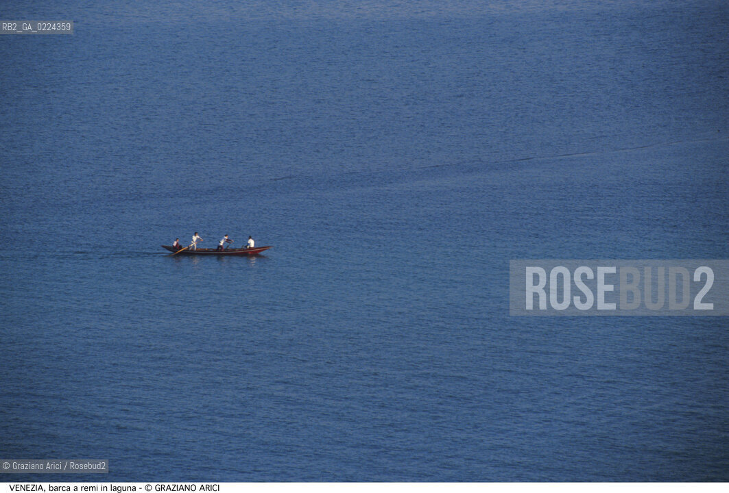 Localizzazione:..VENEZIA..Oggetto:..Soggetto:..BARCA A REMI IN LAGUNA / BLU..Cronologia: ....Definizione Culturale:..   Autore: ..   Stile:..   Editori/Stampatori:..   Committenza:..Materia e Tecnica:..Collocazione:..Note:..BARCHE E CANALI..Riproduzione Fotografica:..Graziano Arici/Rosebud2 .Copyright:..Graziano Arici/Rosebud2 .Data:..1995..Costo:..A..
