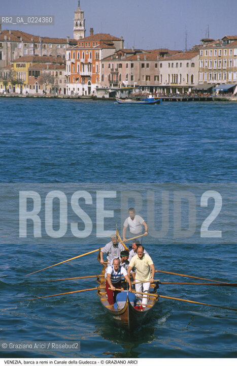 Localizzazione:..VENEZIA / DORSODURO..Oggetto:..Soggetto:..BARCA A REMI IN CANALE DELLA GIUDECCA..Cronologia: ....Definizione Culturale:..   Autore: ..   Stile:..   Editori/Stampatori:..   Committenza:..Materia e Tecnica:..Collocazione:..Note:..BARCHE E CANALI..Riproduzione Fotografica:..Graziano Arici/Rosebud2 .Copyright:..Graziano Arici/Rosebud2 .Data:..1995..Costo:..A..