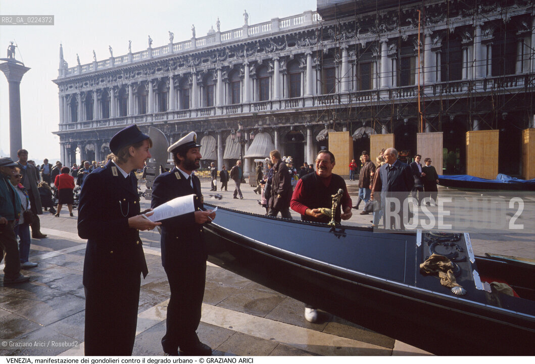 Localizzazione:..VENEZIA / S. MARCO..Oggetto:..Soggetto:..MANIFESTAZIONE DI PROTESTA DEI GONDOLIERI CONTRO IL DEGRADO / GONDOLE PIAZZA SAN MARCO VIGILI URBANI..Cronologia: ....Definizione Culturale:..   Autore: ..   Stile:..   Editori/Stampatori:..   Committenza:..Materia e Tecnica:..Collocazione:..Note:..BARCHE E CANALI..Riproduzione Fotografica:..Graziano Arici/Rosebud2 .Copyright:..Graziano Arici/Rosebud2 .Data:..1995..Costo:..A..