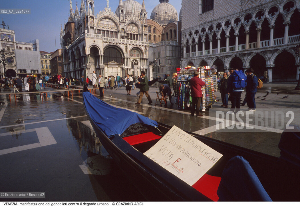 Localizzazione:..VENEZIA / S. MARCO..Oggetto:..Soggetto:..MANIFESTAZIONE DI PROTESTA DEI GONDOLIERI CONTRO IL DEGRADO / GONDOLE PIAZZA SAN MARCO..Cronologia: ....Definizione Culturale:..   Autore: ..   Stile:..   Editori/Stampatori:..   Committenza:..Materia e Tecnica:..Collocazione:..Note:..BARCHE E CANALI..Riproduzione Fotografica:..Graziano Arici/Rosebud2 .Copyright:..Graziano Arici/Rosebud2 .Data:..1995..Costo:..A..