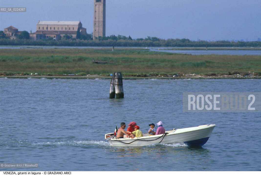 Localizzazione:..VENEZIA / LAGUNA..Oggetto:..Soggetto:..GITANTI VERSO TORCELLO / BARENE..Cronologia: ....Definizione Culturale:..   Autore: ..   Stile:..   Editori/Stampatori:..   Committenza:..Materia e Tecnica:..Collocazione:..Note:..BARCHE E CANALI..Riproduzione Fotografica:..Graziano Arici/Rosebud2 .Copyright:..Graziano Arici/Rosebud2 .Data:..1995..Costo:..A..