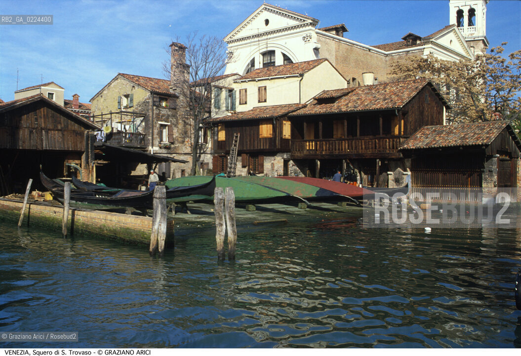 Localizzazione:..VENEZIA / DORSODURO..Oggetto:..Soggetto:..SQUERO DI S. TROVASO / GONDOLE..Cronologia: ....Definizione Culturale:..   Autore: ..   Stile:..   Editori/Stampatori:..   Committenza:..Materia e Tecnica:..Collocazione:..Note:..BARCHE E CANALI..Riproduzione Fotografica:..Graziano Arici/Rosebud2 .Copyright:..Graziano Arici/Rosebud2 .Data:..1995..Costo:..A..