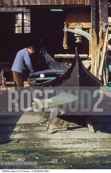 Localizzazione:..VENEZIA / DORSODURO..Oggetto:..Soggetto:..SQUERO DI S. TROVASO / GONDOLE LAVORO..Cronologia: ....Definizione Culturale:..   Autore: ..   Stile:..   Editori/Stampatori:..   Committenza:..Materia e Tecnica:..Collocazione:..Note:..BARCHE E CANALI..Riproduzione Fotografica:..Graziano Arici/Rosebud2 .Copyright:..Graziano Arici/Rosebud2 .Data:..1995..Costo:..A..