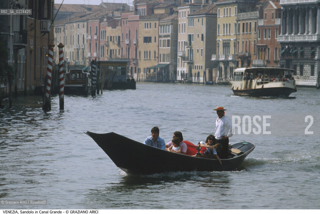 Localizzazione:..VENEZIA..Oggetto:..Soggetto:..SANDOLO IN CANAL GRANDE TURISTI VAPORETTO ACTV..Cronologia: ....Definizione Culturale:..   Autore: ..   Stile:..   Editori/Stampatori:..   Committenza:..Materia e Tecnica:..Collocazione:..Note:..BARCHE E CANALI..Riproduzione Fotografica:..Graziano Arici/Rosebud2 .Copyright:..Graziano Arici/Rosebud2 .Data:..1995..Costo:..A..