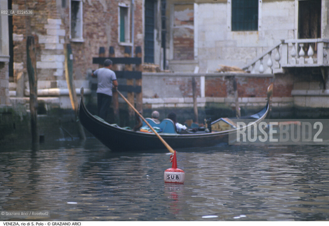 Localizzazione:..VENEZIA / S. POLO..Oggetto:..Soggetto:..RIO DI S. POLO / GONDOLA SUB..Cronologia: ....Definizione Culturale:..   Autore: ..   Stile:..   Editori/Stampatori:..   Committenza:..Materia e Tecnica:..Collocazione:..Note:..BARCHE E CANALI..Riproduzione Fotografica:..Graziano Arici/Rosebud2 .Copyright:..Graziano Arici/Rosebud2 .Data:..1985..Costo:..A..