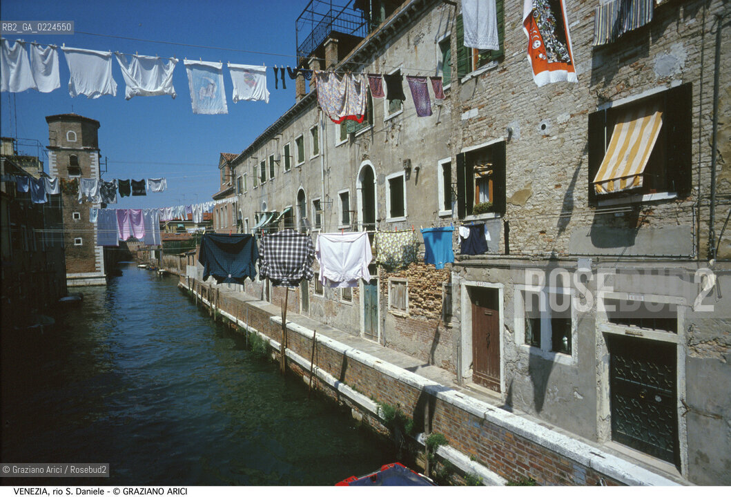 Localizzazione:..VENEZIA / CASTELLO..Oggetto:..Soggetto:..RIO S. DANIELE / PANNI..Cronologia: ....Definizione Culturale:..   Autore: ..   Stile:..   Editori/Stampatori:..   Committenza:..Materia e Tecnica:..Collocazione:..Note:..BARCHE E CANALI..Riproduzione Fotografica:..Graziano Arici/Rosebud2 .Copyright:..Graziano Arici/Rosebud2 .Data:..1995..Costo:..A..