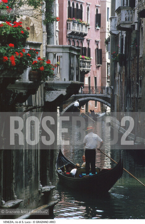 Localizzazione:..VENEZIA / S. MARCO..Oggetto:..Soggetto:..RIO DI S. LUCA / GONDOLA..Cronologia: ....Definizione Culturale:..   Autore: ..   Stile:..   Editori/Stampatori:..   Committenza:..Materia e Tecnica:..Collocazione:..Note:..BARCHE E CANALI..Riproduzione Fotografica:..Graziano Arici/Rosebud2 .Copyright:..Graziano Arici/Rosebud2 .Data:..1996..Costo:..A..