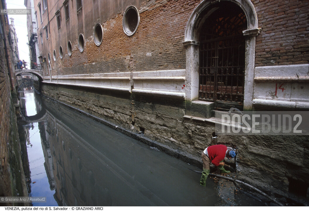 Localizzazione:..VENEZIA / S. MARCO..Oggetto:..Soggetto:..RIO DI S. SALVADOR / SCAVO DEI RII PULIZIA RESATURO FONDAMENTA..Cronologia: ....Definizione Culturale:..   Autore: ..   Stile:..   Editori/Stampatori:..   Committenza:..Materia e Tecnica:..Collocazione:..Note:..BARCHE E CANALI..Riproduzione Fotografica:..Graziano Arici/Rosebud2 .Copyright:..Graziano Arici/Rosebud2 .Data:..1996..Costo:..A..