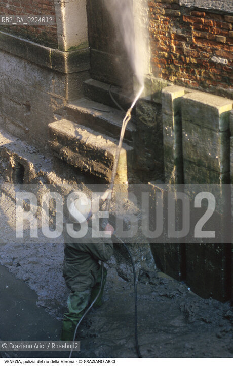 Localizzazione:..VENEZIA / S. MARCO..Oggetto:..Soggetto:..RIO DELLA VERONA / SCAVO DEI RII PULIZIA..Cronologia: ....Definizione Culturale:..   Autore: ..   Stile:..   Editori/Stampatori:..   Committenza:..Materia e Tecnica:..Collocazione:..Note:..BARCHE E CANALI..Riproduzione Fotografica:..Graziano Arici/Rosebud2 .Copyright:..Graziano Arici/Rosebud2 .Data:..1995..Costo:..A..