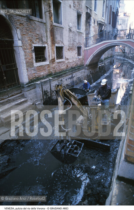 Localizzazione:..VENEZIA / S. MARCO..Oggetto:..Soggetto:..RIO DELLA VERONA / SCAVO DEI RII PULIZIA..Cronologia: ....Definizione Culturale:..   Autore: ..   Stile:..   Editori/Stampatori:..   Committenza:..Materia e Tecnica:..Collocazione:..Note:..BARCHE E CANALI..Riproduzione Fotografica:..Graziano Arici/Rosebud2 .Copyright:..Graziano Arici/Rosebud2 .Data:..1995..Costo:..A..