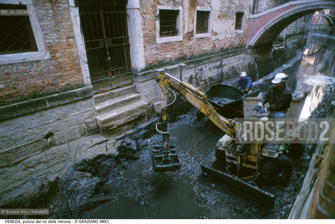 Localizzazione:..VENEZIA / S. MARCO..Oggetto:..Soggetto:..RIO DELLA VERONA / SCAVO DEI RII PULIZIA..Cronologia: ....Definizione Culturale:..   Autore: ..   Stile:..   Editori/Stampatori:..   Committenza:..Materia e Tecnica:..Collocazione:..Note:..BARCHE E CANALI..Riproduzione Fotografica:..Graziano Arici/Rosebud2 .Copyright:..Graziano Arici/Rosebud2 .Data:..1995..Costo:..A..