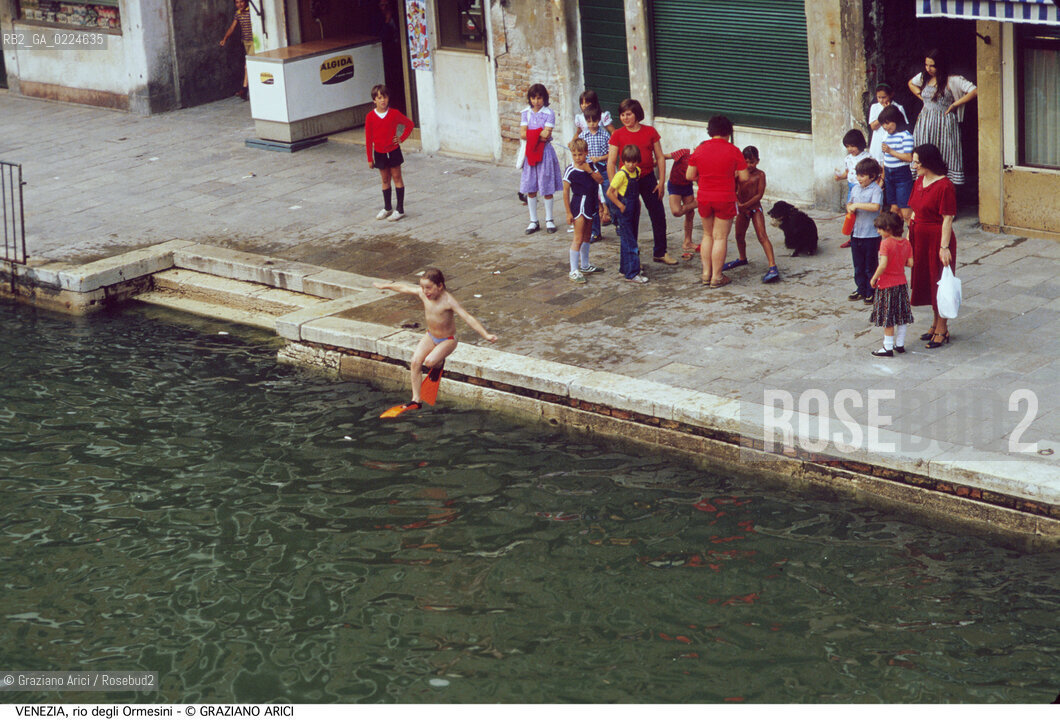Localizzazione:..VENEZIA / CANNAREGIO..Oggetto:..Soggetto:..RIO DEGLI ORMESINI BAMBINI BAGNO..Cronologia: ....Definizione Culturale:..   Autore: ..   Stile:..   Editori/Stampatori:..   Committenza:..Materia e Tecnica:..Collocazione:..Note:..BARCHE E CANALI..Riproduzione Fotografica:..Graziano Arici/Rosebud2 .Copyright:..Graziano Arici/Rosebud2 .Data:..1985..Costo:..A..