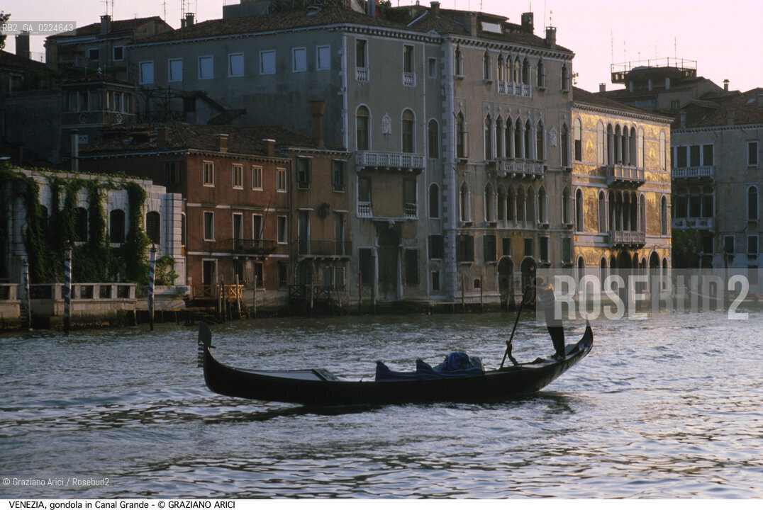 Localizzazione:..VENEZIA / DORSODURO..Oggetto:..GONDOLA IN CANAL GRANDE..Cronologia: ....Definizione Culturale:..   Autore: ..   Stile:..   Editori/Stampatori:..   Committenza:..Materia e Tecnica:..Collocazione:..Note:..BARCHE E CANALI..Riproduzione Fotografica:..Graziano Arici/Rosebud2 .Copyright:..Graziano Arici/Rosebud2 .Data:..1995..Costo:..A..