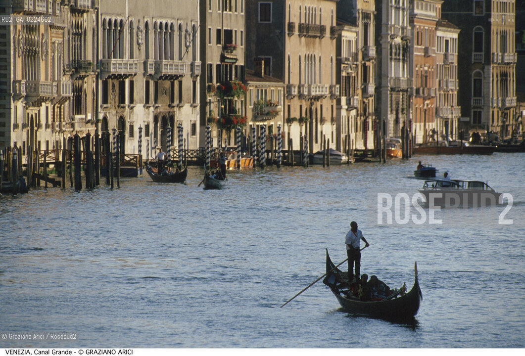 Localizzazione:..VENEZIA..Oggetto:..CANAL GRANDE GONDOLA..Cronologia: ....Definizione Culturale:..   Autore: ..   Stile:..   Editori/Stampatori:..   Committenza:..Materia e Tecnica:..Collocazione:..Note:..BARCHE E CANALI..Riproduzione Fotografica:..Graziano Arici/Rosebud2 .Copyright:..Graziano Arici/Rosebud2 .Data:..1995..Costo:..A..