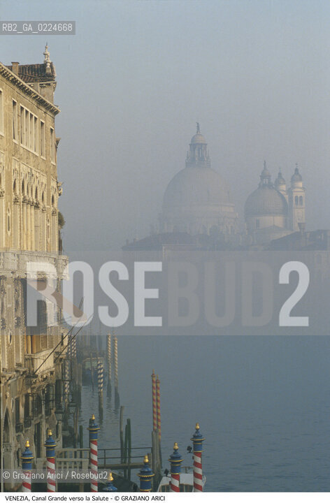 Localizzazione:..VENEZIA / DORSODURO..Oggetto:..CANAL GRANDE VERSO LA SALUTE NEBBIA..Cronologia: ....Definizione Culturale:..   Autore: ..   Stile:..   Editori/Stampatori:..   Committenza:..Materia e Tecnica:..Collocazione:..Note:..BARCHE E CANALI..Riproduzione Fotografica:..Graziano Arici/Rosebud2 .Copyright:..Graziano Arici/Rosebud2 .Data:..1995..Costo:..A..