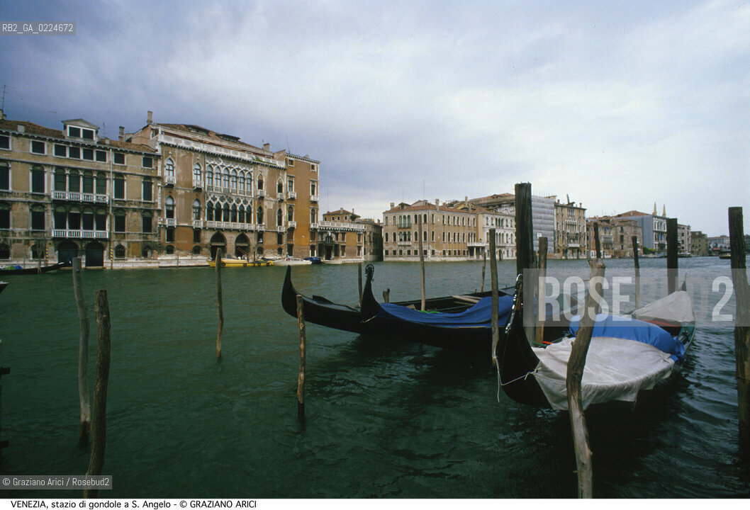 Localizzazione:..VENEZIA..Oggetto:..STAZIO GONDOLE A S. ANGELO CANAL GRANDE..Cronologia: ....Definizione Culturale:..   Autore: ..   Stile:..   Editori/Stampatori:..   Committenza:..Materia e Tecnica:..Collocazione:..Note:..BARCHE E CANALI..Riproduzione Fotografica:..Graziano Arici/Rosebud2 .Copyright:..Graziano Arici/Rosebud2 .Data:..1995..Costo:..A..