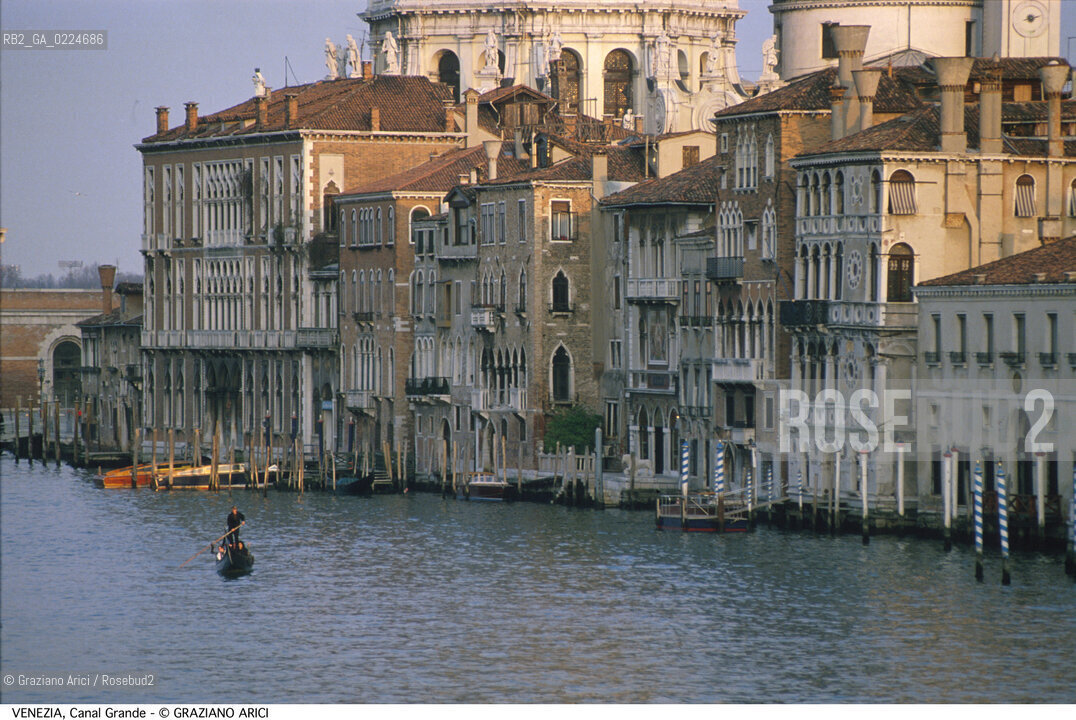 Localizzazione:..VENEZIA / DORSODURO..Oggetto:..CANAL GRANDE GONDOLA..Cronologia: ....Definizione Culturale:..   Autore: ..   Stile:..   Editori/Stampatori:..   Committenza:..Materia e Tecnica:..Collocazione:..Note:..BARCHE E CANALI..Riproduzione Fotografica:..Graziano Arici/Rosebud2 .Copyright:..Graziano Arici/Rosebud2 .Data:..1995..Costo:..A..