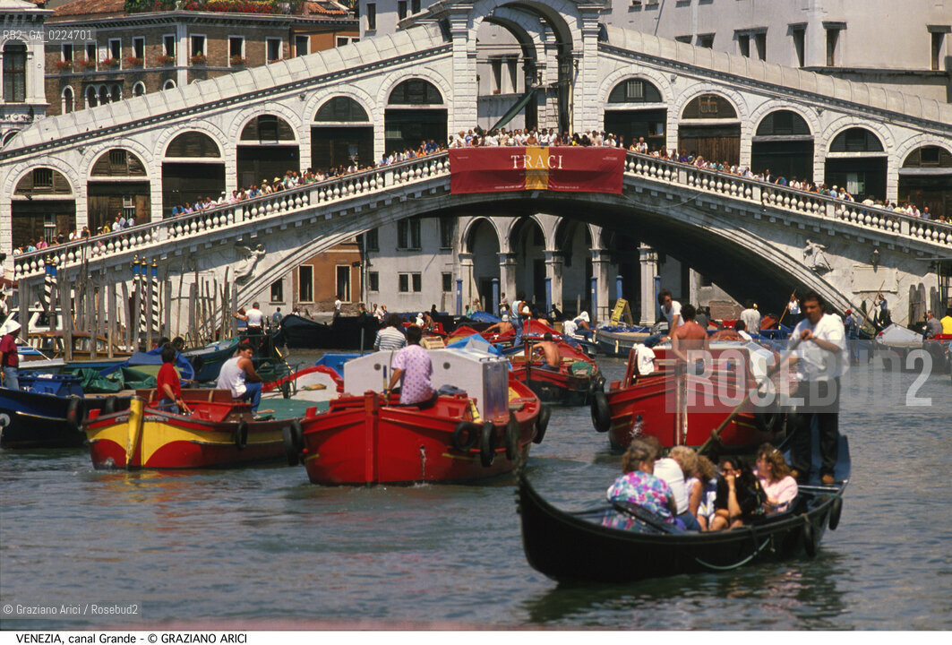 Localizzazione:..VENEZIA / S. MARCO..Oggetto:..Soggetto:..TRAFFICO ACQUEO IN CANAL GRANDE GONDOLA PONTE DI RIALTO..Cronologia: ....Definizione Culturale:..   Autore: ..   Stile:..   Editori/Stampatori:..   Committenza:..Materia e Tecnica:..Collocazione:..Note:..BARCHE E CANALI..Riproduzione Fotografica:..Graziano Arici/Rosebud2 .Copyright:..Graziano Arici/Rosebud2 .Data:..1995..Costo:..A..