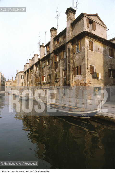 Localizzazione:..VENEZIA / DORSODURO..Oggetto:..Soggetto:..CASA DEI SETTE CAMINI IN RIO DELLE TERESE / S. MARTA..Cronologia: ....Definizione Culturale:..   Autore: ..   Stile:..   Editori/Stampatori:..   Committenza:..Materia e Tecnica:..Collocazione:..Note:..BARCHE E CANALI..Riproduzione Fotografica:..Graziano Arici/Rosebud2 .Copyright:..Graziano Arici/Rosebud2 .Data:..1985..Costo:..A..