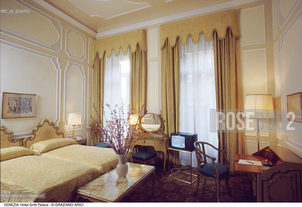 Localizzazione:..VENEZIA / S. MARCO..Oggetto:..Soggetto:..HOTEL GRITTI PALACE / STANZA DA LETTO..Cronologia: ....Definizione Culturale:..   Autore: ..   Stile:..   Editori/Stampatori:..   Committenza:..Materia e Tecnica:..Collocazione:..Note:..ALBERGHI..Riproduzione Fotografica:..Graziano Arici/Rosebud2 .Copyright:..Graziano Arici/Rosebud2 .Data:..1990..Costo:..A..
