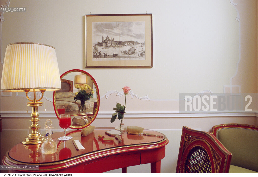 Localizzazione:..VENEZIA / S. MARCO..Oggetto:..Soggetto:..HOTEL GRITTI PALACE / STANZA..Cronologia: ....Definizione Culturale:..   Autore: ..   Stile:..   Editori/Stampatori:..   Committenza:..Materia e Tecnica:..Collocazione:..Note:..ALBERGHI..Riproduzione Fotografica:..Graziano Arici/Rosebud2 .Copyright:..Graziano Arici/Rosebud2 .Data:..1990..Costo:..A..